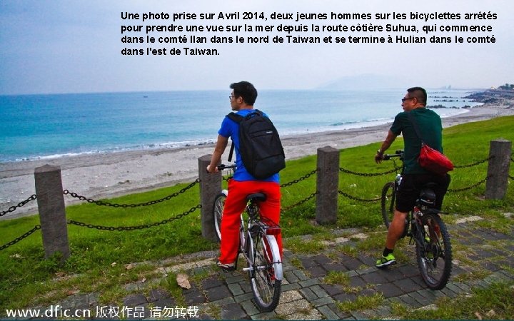 Une photo prise sur Avril 2014, deux jeunes hommes sur les bicyclettes arrêtés pour