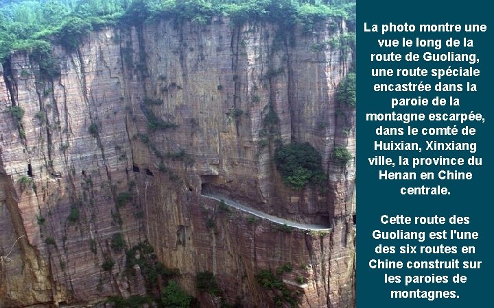 La photo montre une vue le long de la route de Guoliang, une route