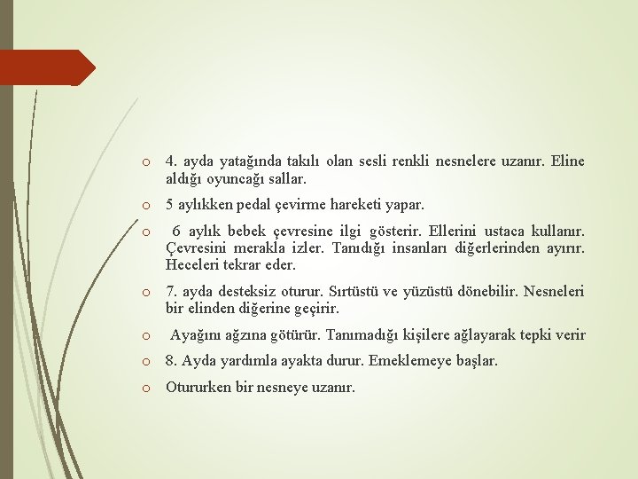 o 4. ayda yatağında takılı olan sesli renkli nesnelere uzanır. Eline aldığı oyuncağı sallar.