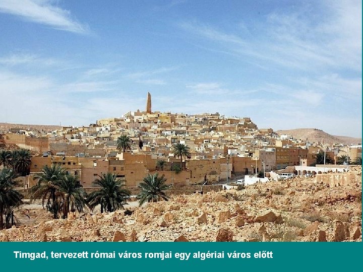 Timgad, tervezett római város romjai egy algériai város előtt 