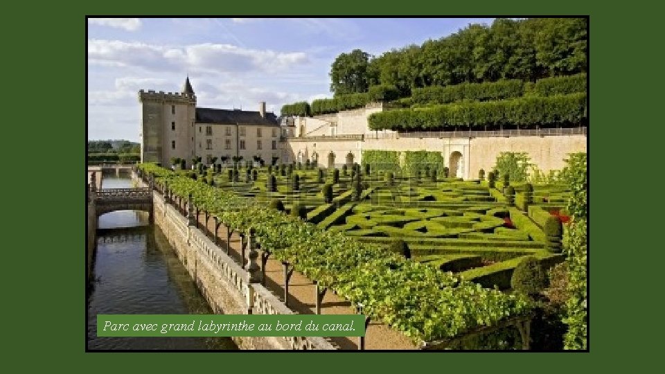 Parc avec grand labyrinthe au bord du canal. 