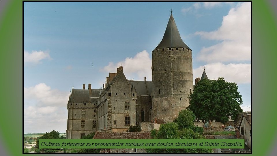 Château forteresse sur promontoire rocheux avec donjon circulaire et Sainte Chapelle. 