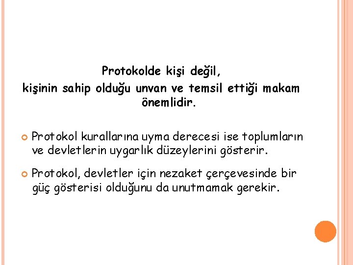 Protokolde kişi değil, kişinin sahip olduğu unvan ve temsil ettiği makam önemlidir. Protokol kurallarına