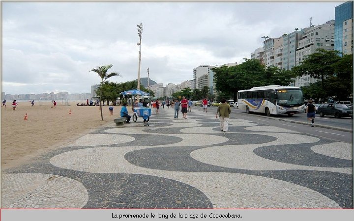 La promenade le long de la plage de Copacabana. 