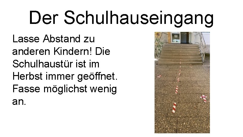 Der Schulhauseingang Lasse Abstand zu anderen Kindern! Die Schulhaustür ist im Herbst immer geöffnet.