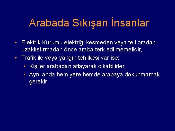 Arabada Sıkışan İnsanlar • Elektrik Kurumu elektriği kesmeden veya teli oradan uzaklıştırmadan önce araba