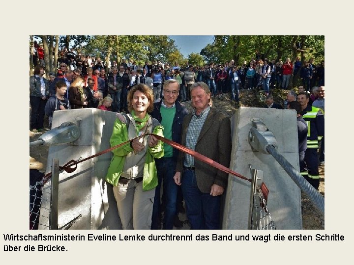 Wirtschaftsministerin Eveline Lemke durchtrennt das Band und wagt die ersten Schritte über die Brücke.