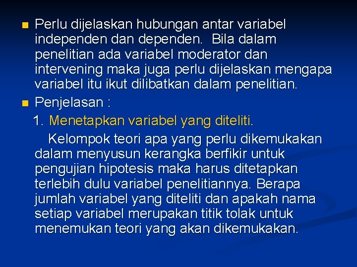 Perlu dijelaskan hubungan antar variabel independen dan dependen. Bila dalam penelitian ada variabel moderator