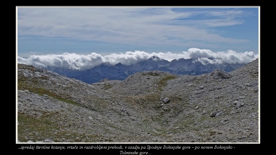. . spredaj številne kotanje, vrtače in razdrobljeni prehodi, v ozadju pa Spodnje Bohinjske