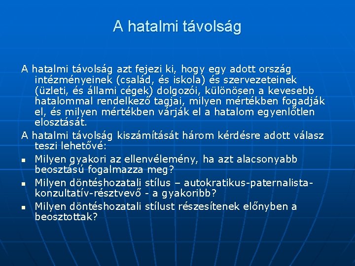 A hatalmi távolság azt fejezi ki, hogy egy adott ország intézményeinek (család, és iskola)