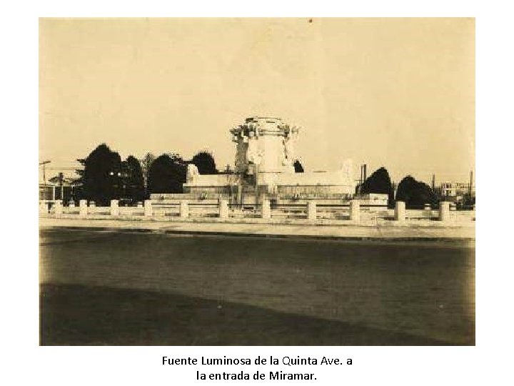 Fuente Luminosa de la Quinta Ave. a la entrada de Miramar. 