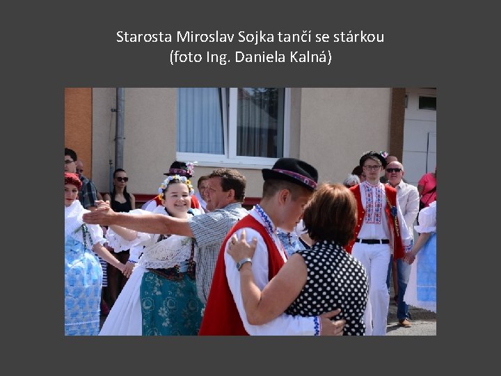 Starosta Miroslav Sojka tančí se stárkou (foto Ing. Daniela Kalná) 