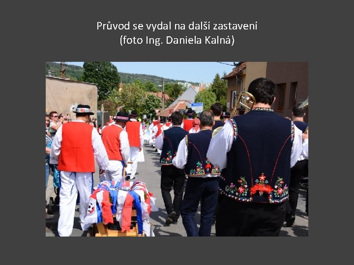 Průvod se vydal na další zastavení (foto Ing. Daniela Kalná) 