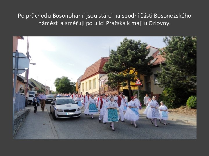 Po průchodu Bosonohami jsou stárci na spodní části Bosonožského náměstí a směřují po ulici