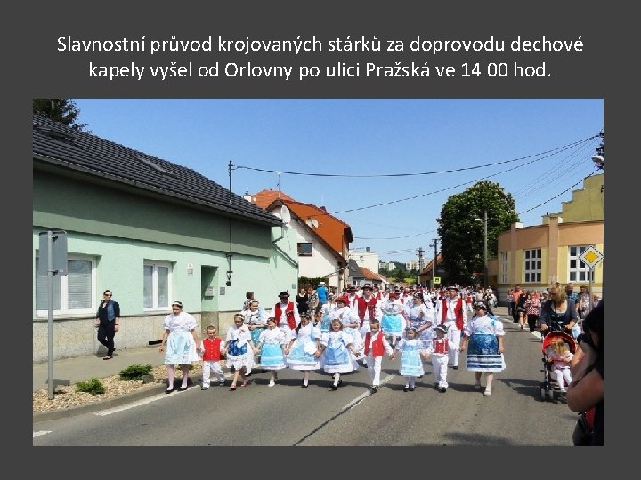 Slavnostní průvod krojovaných stárků za doprovodu dechové kapely vyšel od Orlovny po ulici Pražská