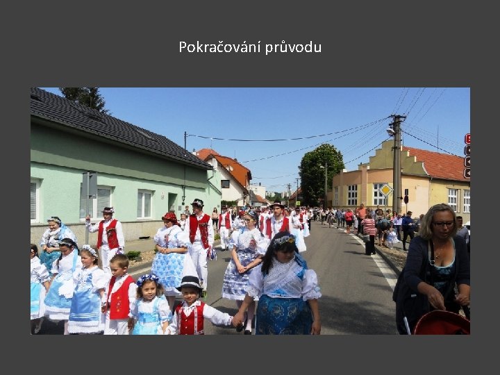 Pokračování průvodu 