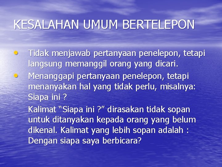 KESALAHAN UMUM BERTELEPON • Tidak menjawab pertanyaan penelepon, tetapi • langsung memanggil orang yang KESALAHAN UMUM BERTELEPON • Tidak menjawab pertanyaan penelepon, tetapi • langsung memanggil orang yang