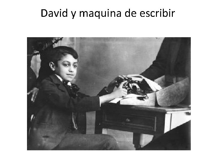 David y maquina de escribir 