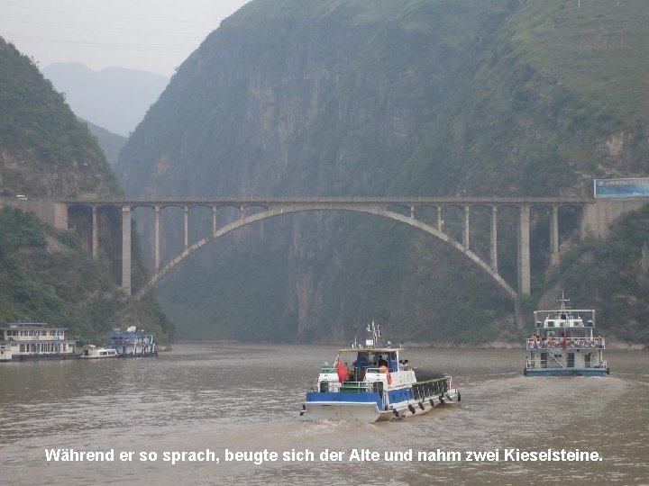 Während er so sprach, beugte sich der Alte und nahm zwei Kieselsteine. 