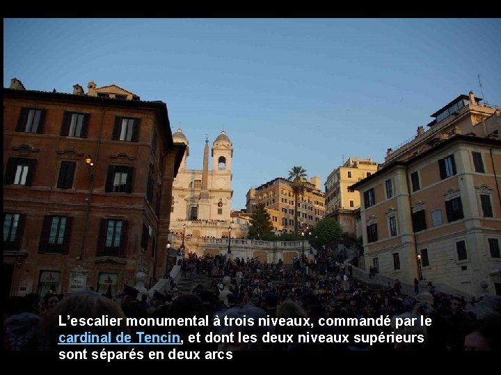 L’escalier monumental à trois niveaux, commandé par le cardinal de Tencin, et dont les