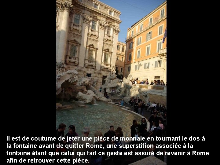 Il est de coutume de jeter une pièce de monnaie en tournant le dos