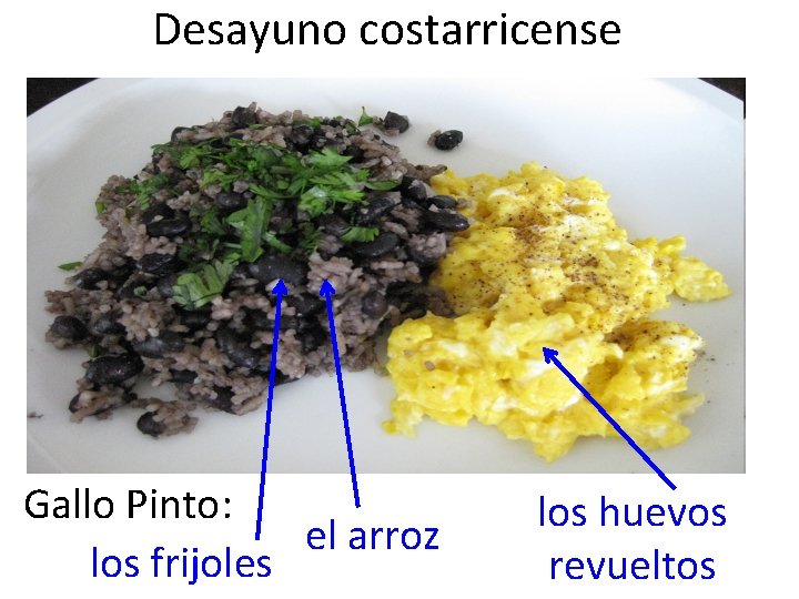 Desayuno costarricense Gallo Pinto: el arroz los frijoles los huevos revueltos 
