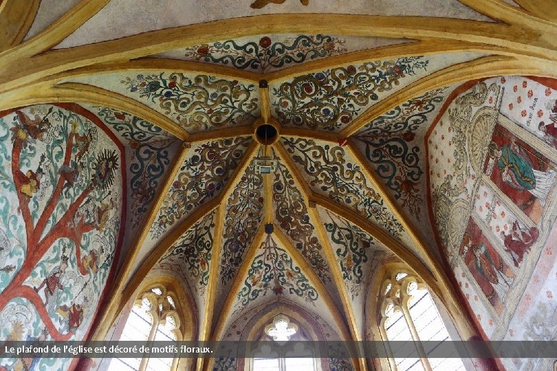 Le plafond de l'église est décoré de motifs floraux. 