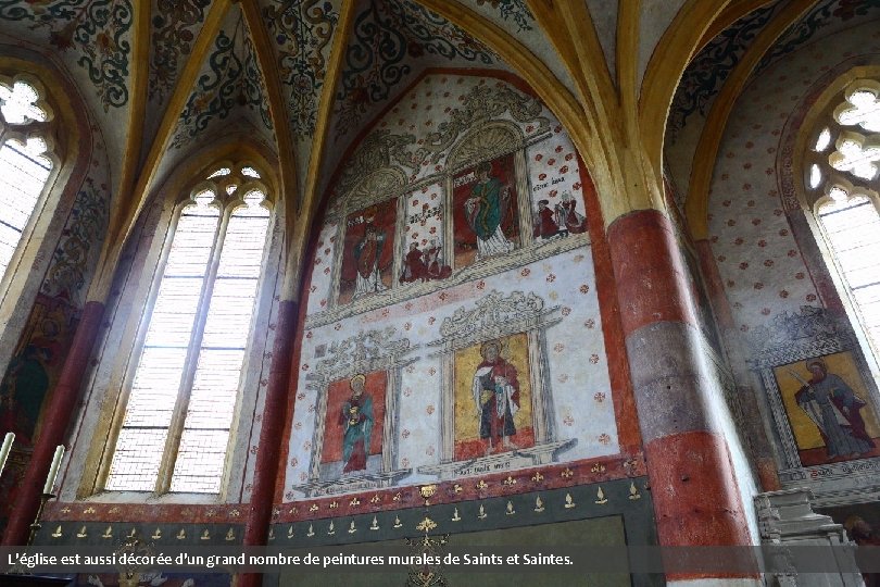L'église est aussi décorée d'un grand nombre de peintures murales de Saints et Saintes.