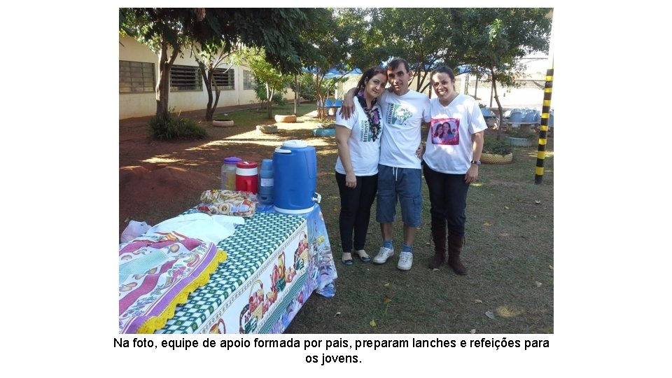 Na foto, equipe de apoio formada por pais, preparam lanches e refeições para os