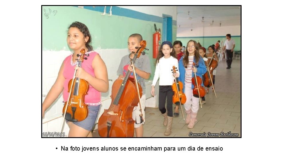  • Na foto jovens alunos se encaminham para um dia de ensaio 