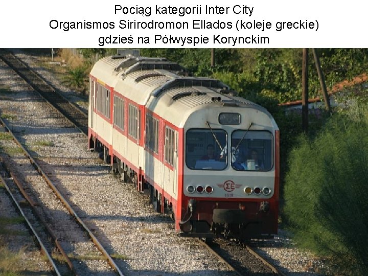 Pociąg kategorii Inter City Organismos Sirirodromon Ellados (koleje greckie) gdzieś na Półwyspie Korynckim 