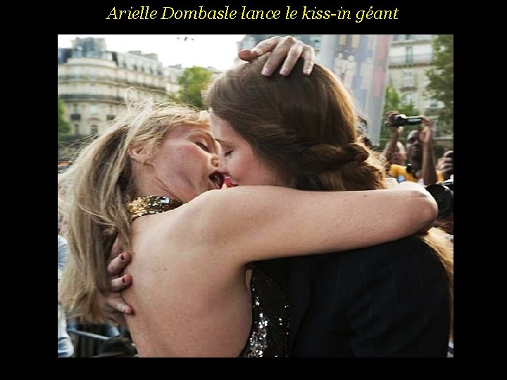 Arielle Dombasle lance le kiss-in géant . 
