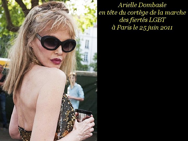 Arielle Dombasle en tête du cortège de la marche des fiertés LGBT à Paris