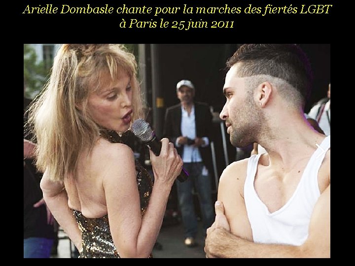 Arielle Dombasle chante pour la marches des fiertés LGBT à Paris le 25 juin