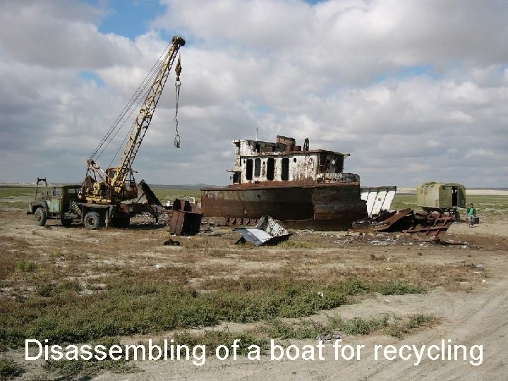 Disassembling of a boat for recycling 