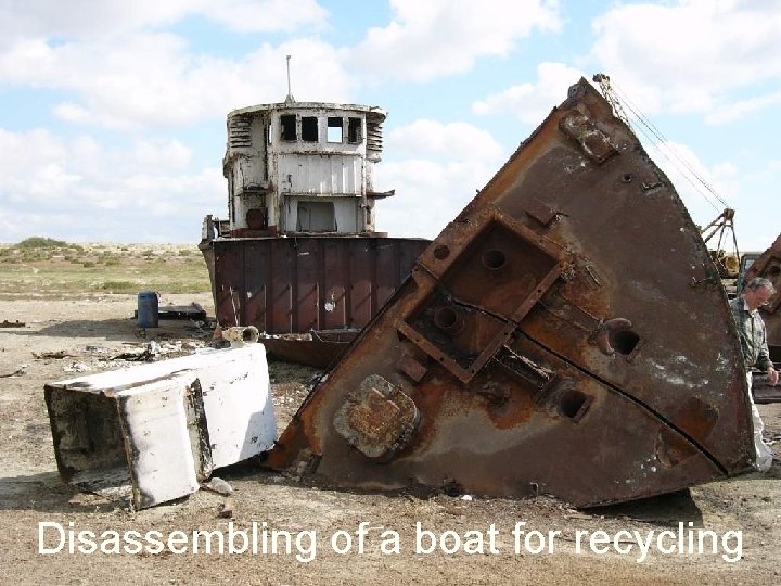 Disassembling of a boat for recycling 