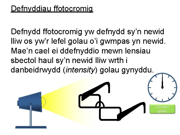 Defnyddiau ffotocromig Defnydd ffotocromig yw defnydd sy’n newid lliw os yw’r lefel golau o’i