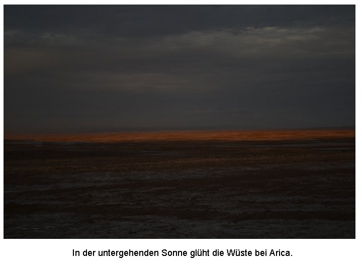 In der untergehenden Sonne glüht die Wüste bei Arica. 