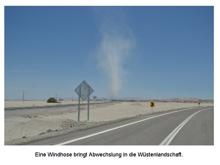 Eine Windhose bringt Abwechslung in die Wüstenlandschaft. 