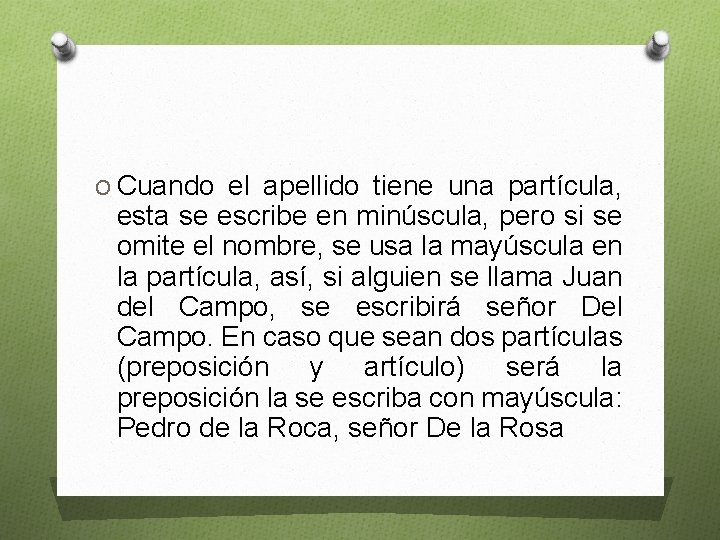 O Cuando el apellido tiene una partícula, esta se escribe en minúscula, pero si