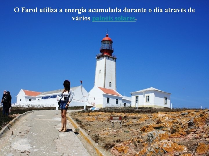 O Farol utiliza a energia acumulada durante o dia através de vários painéis solares.