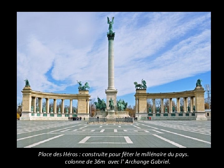 Place des Héros : construite pour fêter le millénaire du pays. colonne de 36