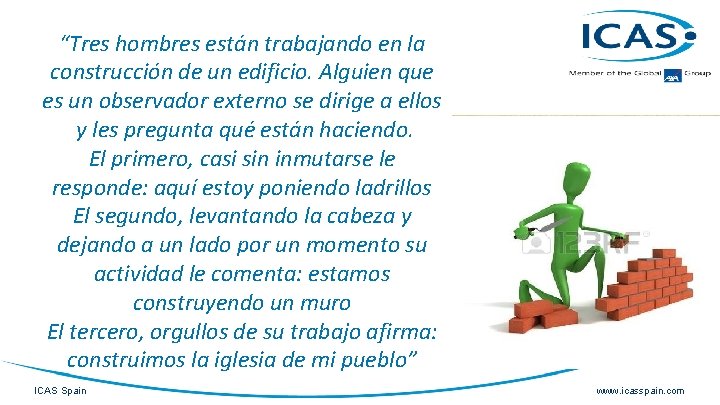 “Tres hombres están trabajando en la construcción de un edificio. Alguien que es un