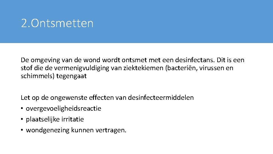 2. Ontsmetten De omgeving van de wond wordt ontsmet een desinfectans. Dit is een