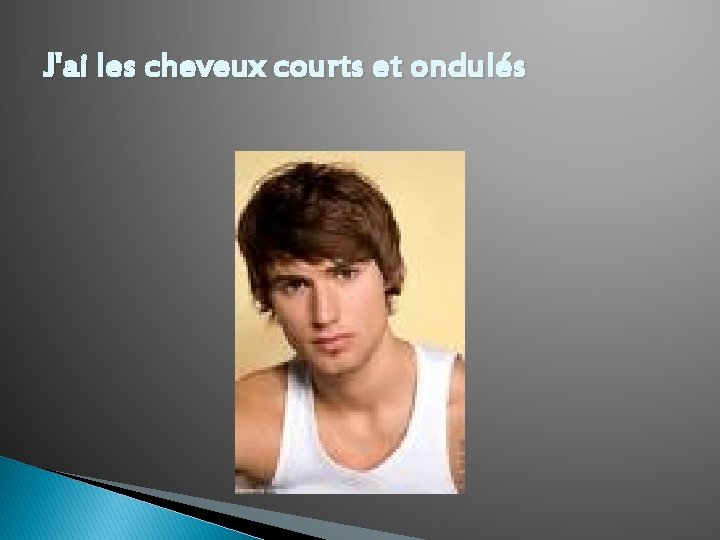 J'ai les cheveux courts et ondulés 