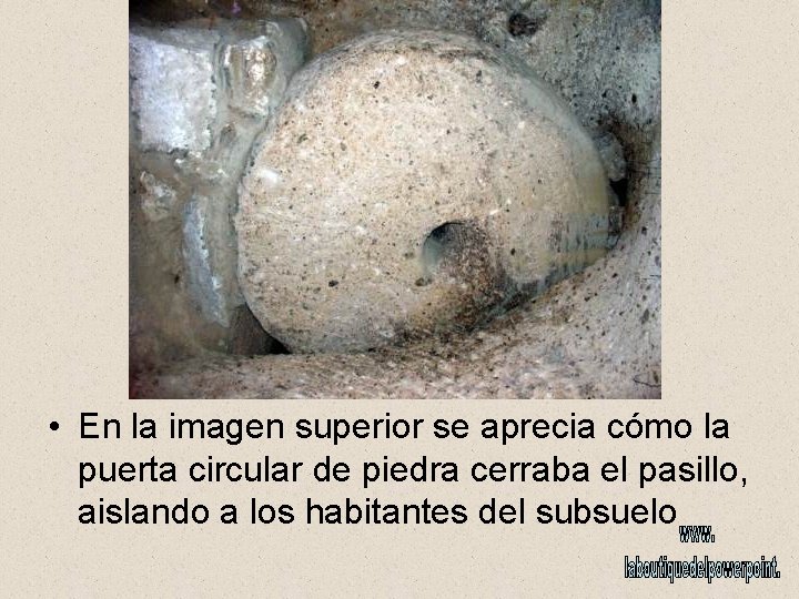  • En la imagen superior se aprecia cómo la puerta circular de piedra