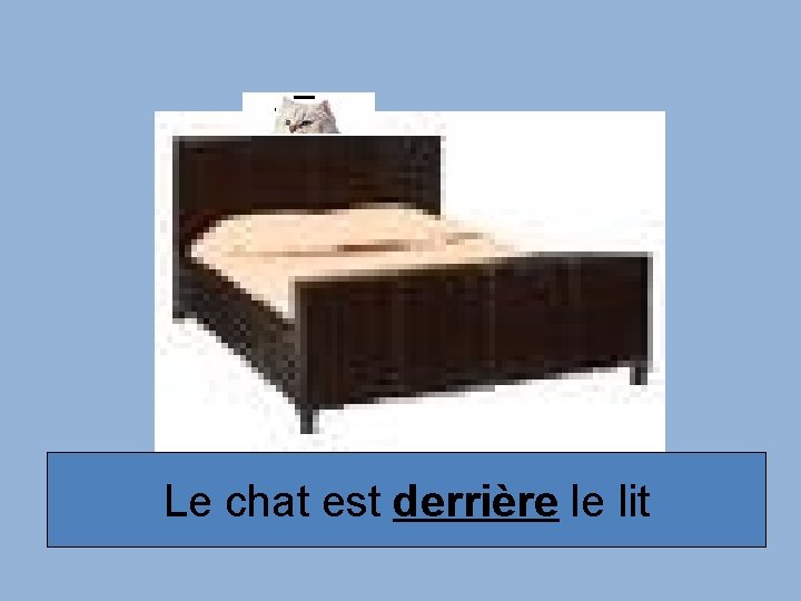 Le chat est derrière le lit 