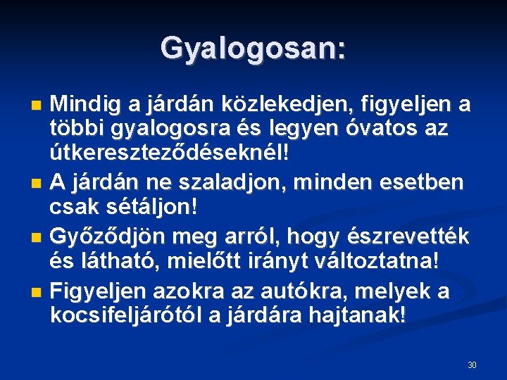 Gyalogosan: Mindig a járdán közlekedjen, figyeljen a többi gyalogosra és legyen óvatos az útkereszteződéseknél!