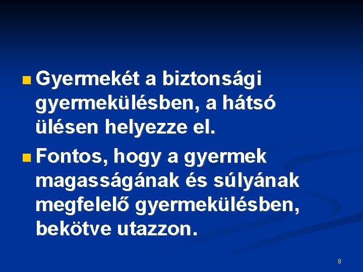  Gyermekét a biztonsági gyermekülésben, a hátsó ülésen helyezze el. Fontos, hogy a gyermek