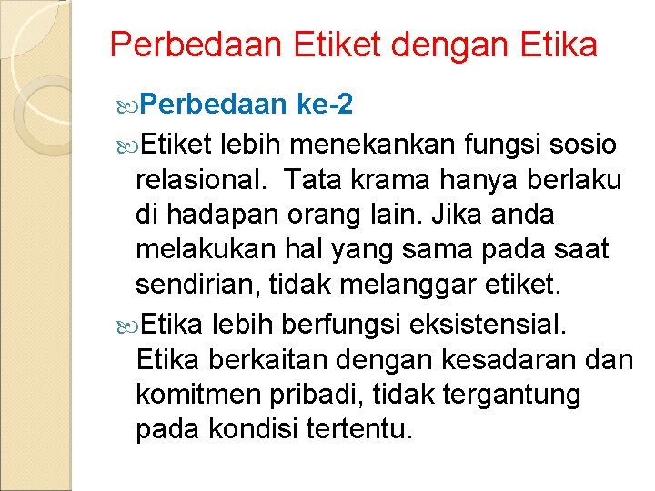 Perbedaan Etiket dengan Etika Perbedaan ke-2 Etiket lebih menekankan fungsi sosio relasional. Tata krama